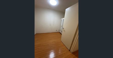 CITY UNFURNISHED 1-BED & HUGE STUDY UNIT, AIR-CON ,TIMBER FLOORS - Photo 2