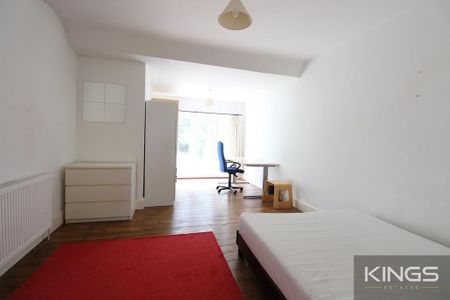 6 bedroom detached house to rent - Photo 2