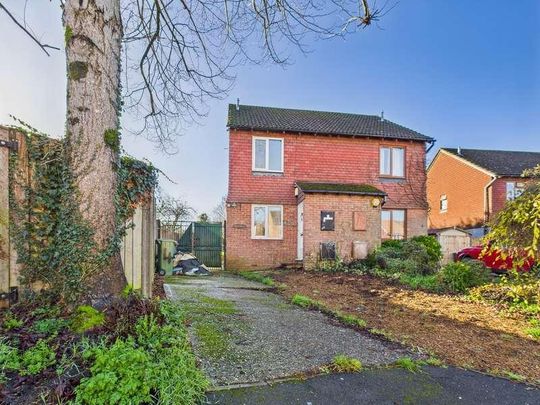 Crookham Close, Tadley, RG26 - Photo 1