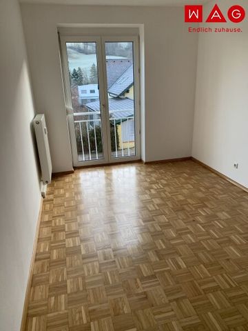 Charmante 3-Zimmer-Wohnung mit sonniger Loggia, viel Stauraum und kostenlosem Parkplatz direkt vor der Türe! Hier wird einzigartiger Wohnkomfort in ländlicher Gegend geboten! Lassen Sie sich dieses Angebot nicht entgehen! Ab SOFORT verfügbar! - Photo 5