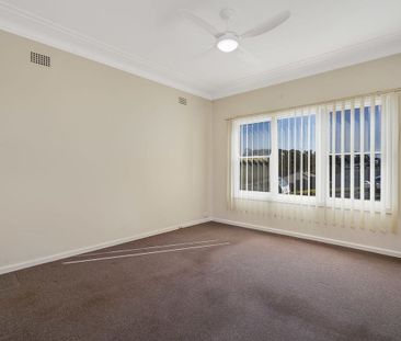 CHARMING 2-BEDROOM HOUSE - Photo 2
