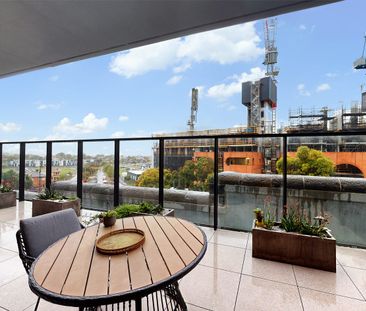 Large balcony in a perfect location! - Photo 5