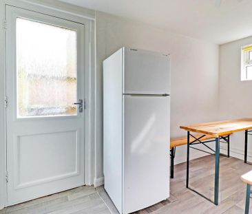 4 bedroom end of terrace house to rent - Photo 2