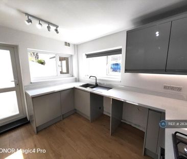 4 bedroom terraced house to rent - Photo 5