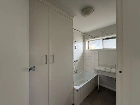 “Ideally located!” - Photo 2