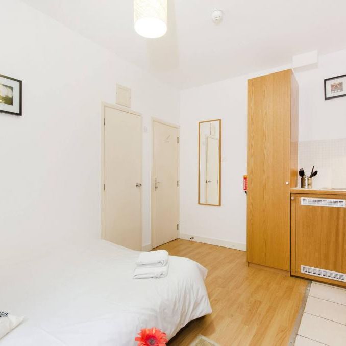 Flat 11 Fairholme Road, West Kensington W14 9JZ - Photo 1