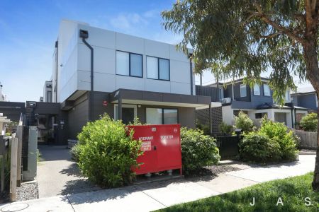 “Contemporary Comfort in the Heart of West Footscray” - Photo 2