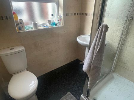 7 bedroom private hall to rent - Photo 4