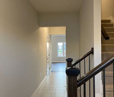 Townhouse For Lease | X8105410 - Photo 1