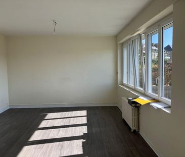 A LOUER Proche commerces, stade et piscine Appartement situé au rez... - Photo 2