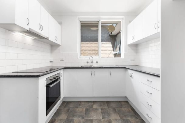 Spacious Two-Bedroom Apartment in Prime Toorak Location - Photo 1