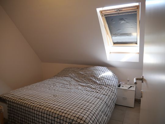 Dakappartement met 2 slaapkamers, groot terras en garage te huur in Tiegem - Photo 1