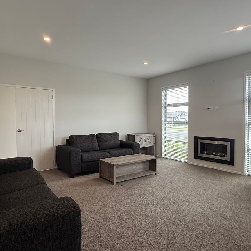 Executive Family Home - Exceptional, Stylish & Triple Living - Photo 1