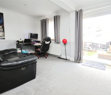 3 bedroom end of terrace house to rent - Photo 3