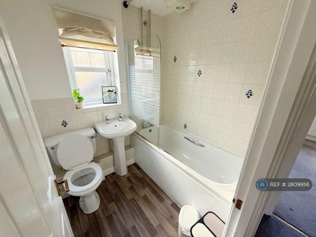 2 bedroom semi-detached house to rent - Photo 5