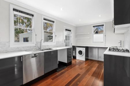 Modern Cottage Retreat in a Quiet Narrabundah Street - Photo 4