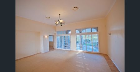 Elegant Waterfront Living in the Heart of Robina Island Long Term Lease - Photo 4