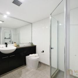 Renovated & Sun-Drenched One-Bedroom in Iconic Forum West - Photo 1