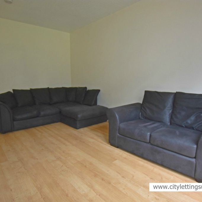 4 Bedroom Semi-Detached House - Photo 1