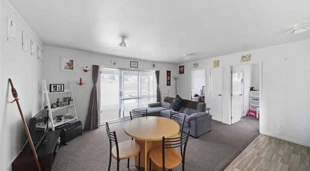 Sunny three bedroom home - Photo 2