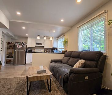 For Lease - 58 Closs Square Unit# B, Aurora, Ontario - Photo 2