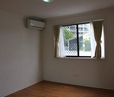3 BEDROOM TOWNHOUSE 100M TO WESTFIELD - Photo 1