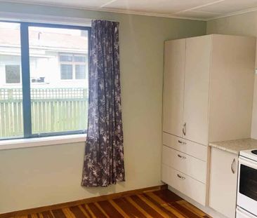 Warm, Welcoming & Walkable – Renovated Family Home Near Town - Photo 2