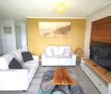 Fully Furnished Top-Floor 2-Bedroom Apartment! - Photo 1