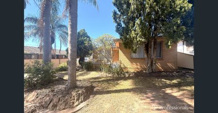 FRESHLY PAINTED FAMILY HOME! - Photo 2