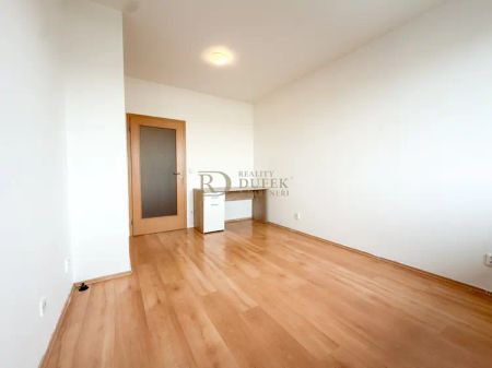 Pronájem bytu 2+kk s balkonem, garáží a prostorným sklepem 22,6 m - Photo 4