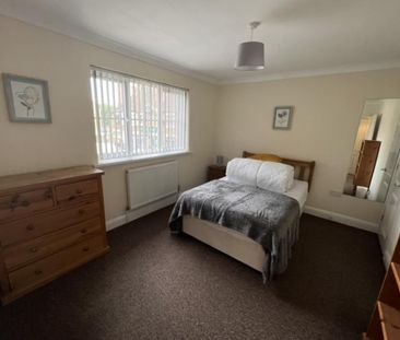 3 bedroom end of terrace house to rent - Photo 3