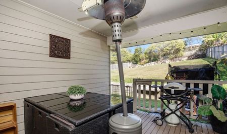 Stunning 4-Bedroom Home with Huge Backyard & Outdoor Entertaining - Photo 3