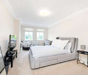 A fantastic modern two bedroom apartment with off-street parking. - Photo 3