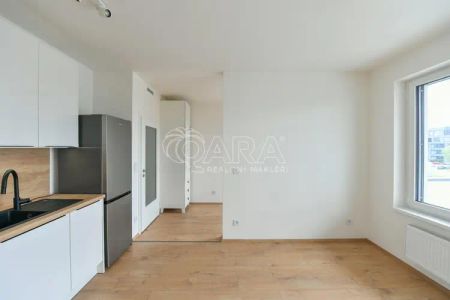 Pronájem bytu 1+kk s balkonem a sklepem v novostavbě - Photo 2