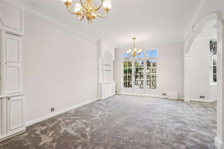 A newly redecorated three bedroom apartment situated in a desirable building with the added benefits of communal gardens and porter service. - Photo 4