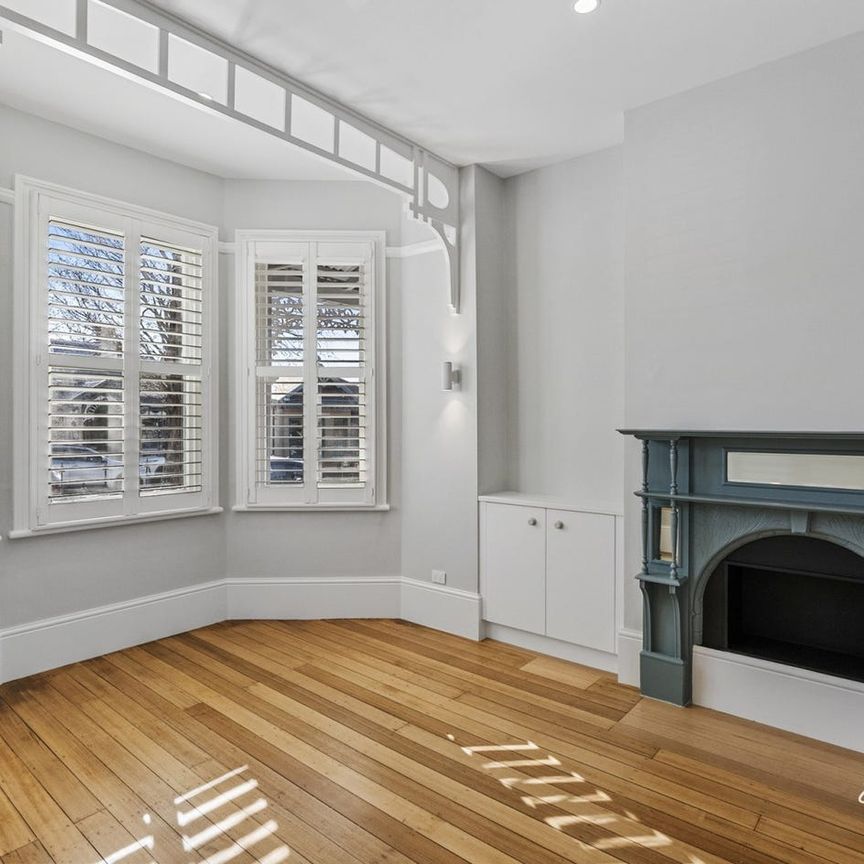 Stylishly Renovated 2 Bedroom + Loft Apartment in Prime Sandy Bay Location - Photo 1