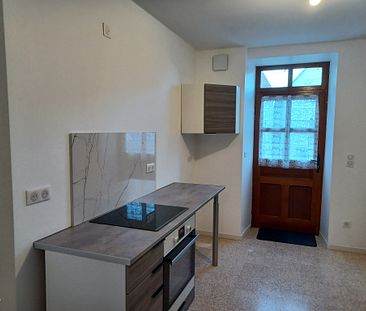 A 2 pas des commerces et à proximité de la gare de Bréval. Appartement de 2 pièces en duplex. - Photo 2