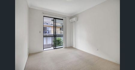 Spacious and stylish apartment close to public transport - Photo 2