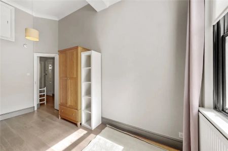 2 bedroom flat in London - Photo 4