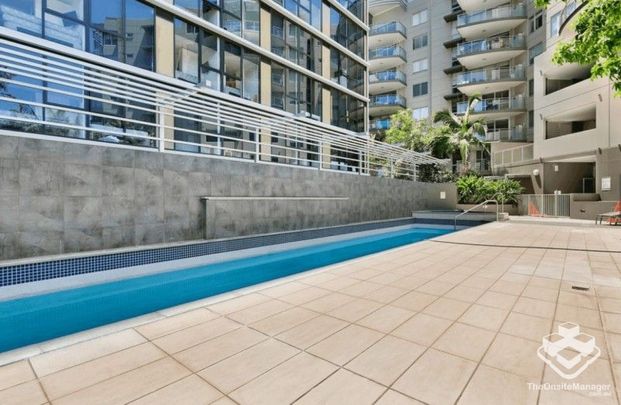 Top Floor 2 Bedroom Apartment in South Bank - Photo 1