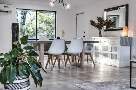 LARGE FAMILY HOME WITH POOL - Photo 5