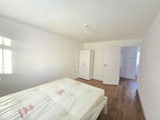 High Street, London - Photo 1