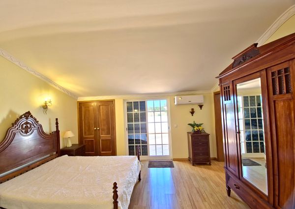 Moradia com piscina, jardim, totalmente equipada e mobilada