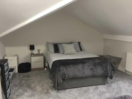 4 bedroom flat to rent - Photo 2