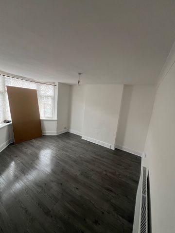 3 Bed Terraced House, Roman Road, CV2 - Photo 3