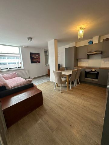 Two bedroom apartment ideal for working families- 1900 pcm inclusive bills - Photo 5
