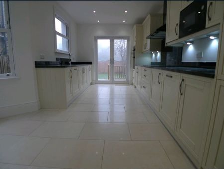 Room in a Shared House, Scawen Road, SE8 - Photo 3