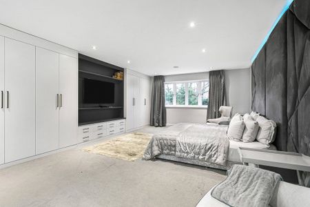 Oak End Way, Woodham, Addlestone, Surrey, KT15 3DT - Photo 3