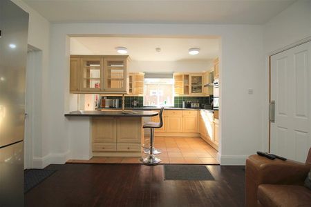 1 bedroom in a house share to rent - Photo 4