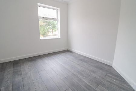 3 bedroom flat to rent - Photo 4